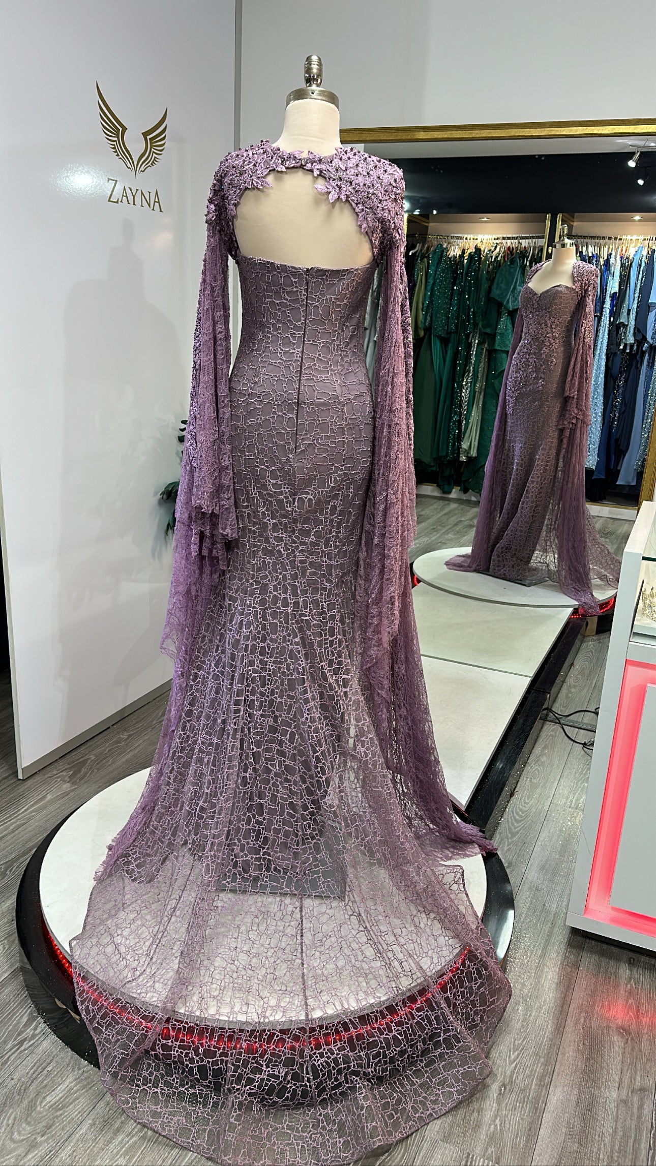 Beautiful purple dress met cape, design