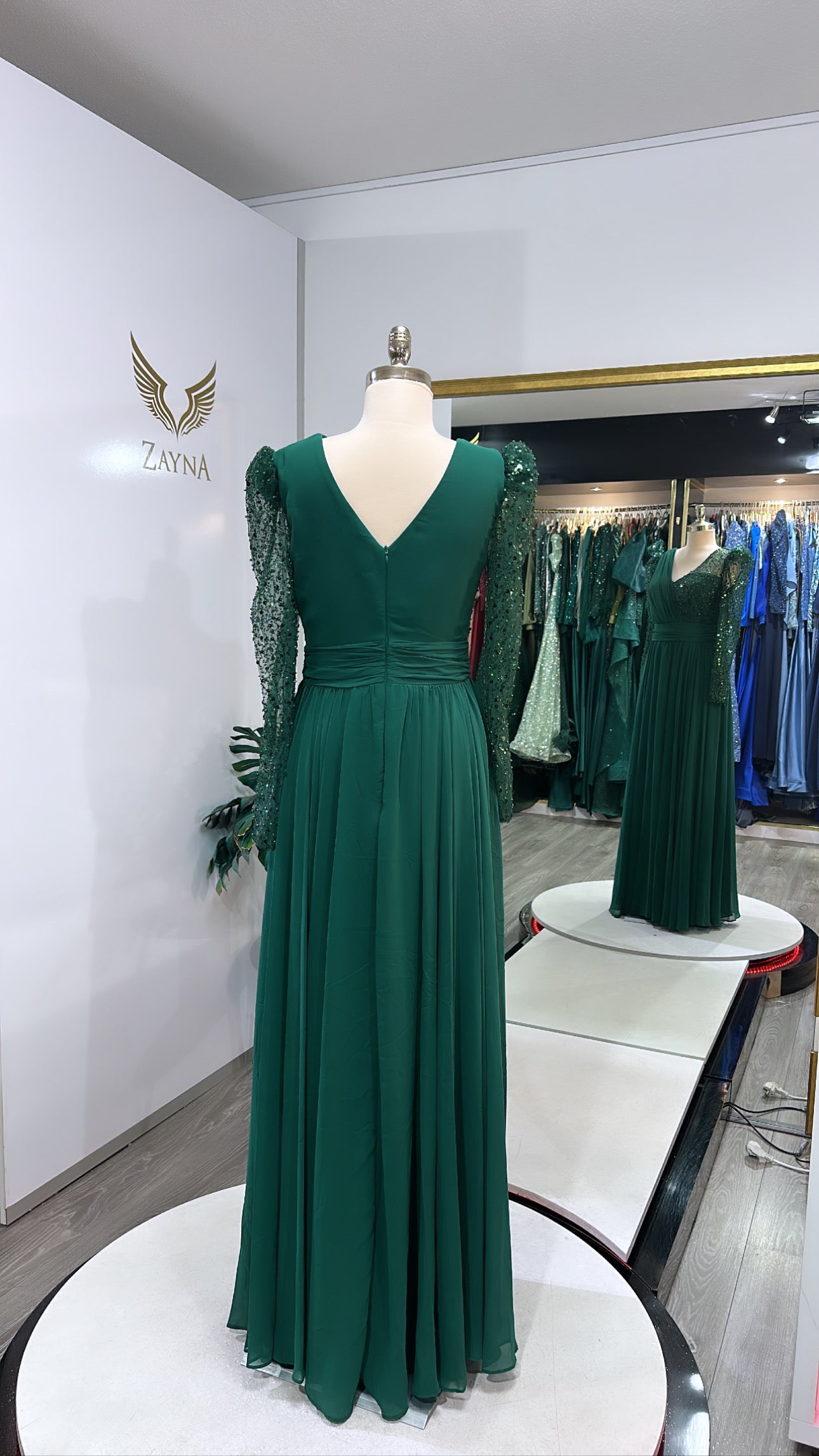 Elegant green dress with sequins and crepe fabric