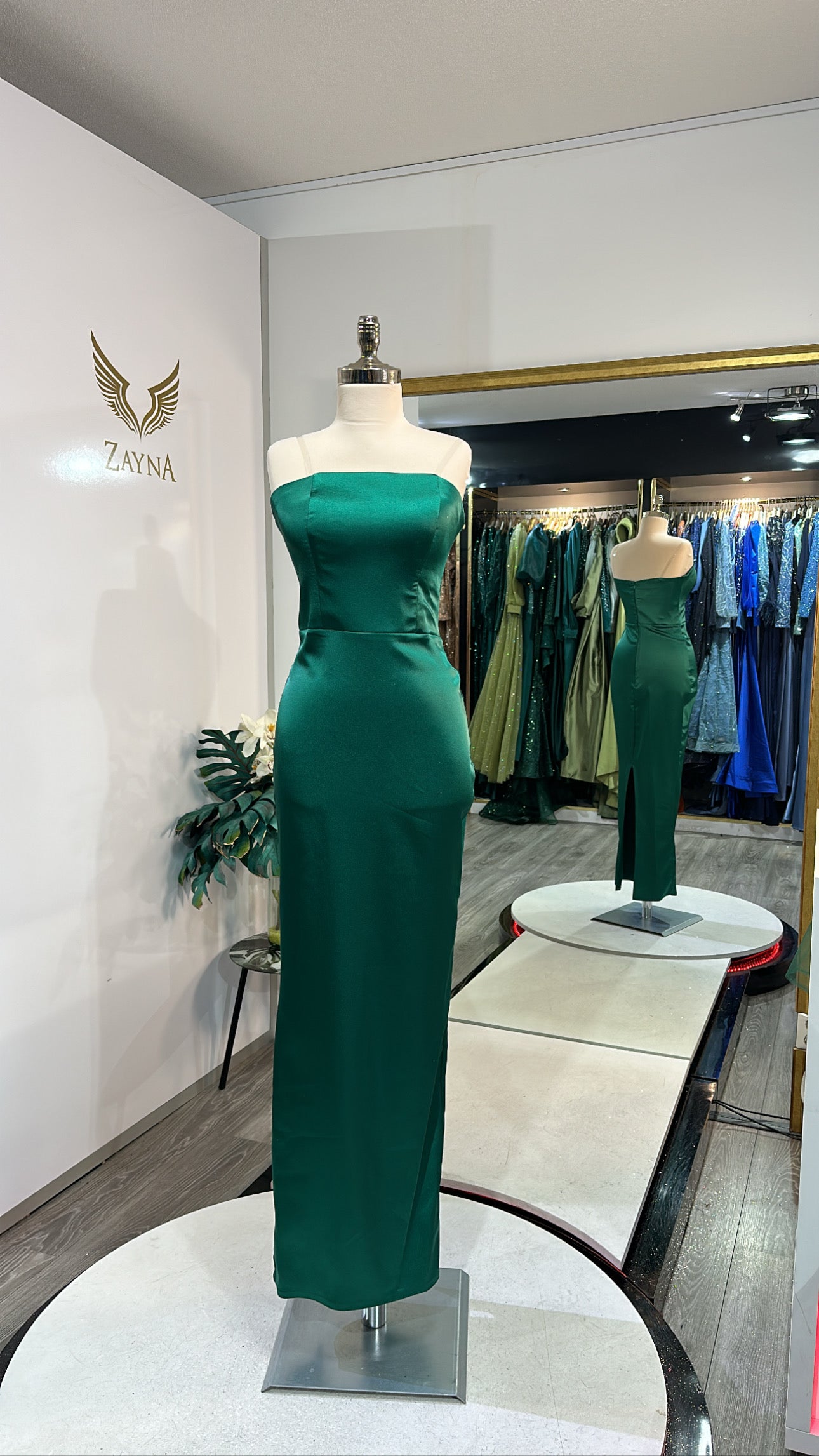 Elegant green dress 3 parts, satin, feathers at the sleeves