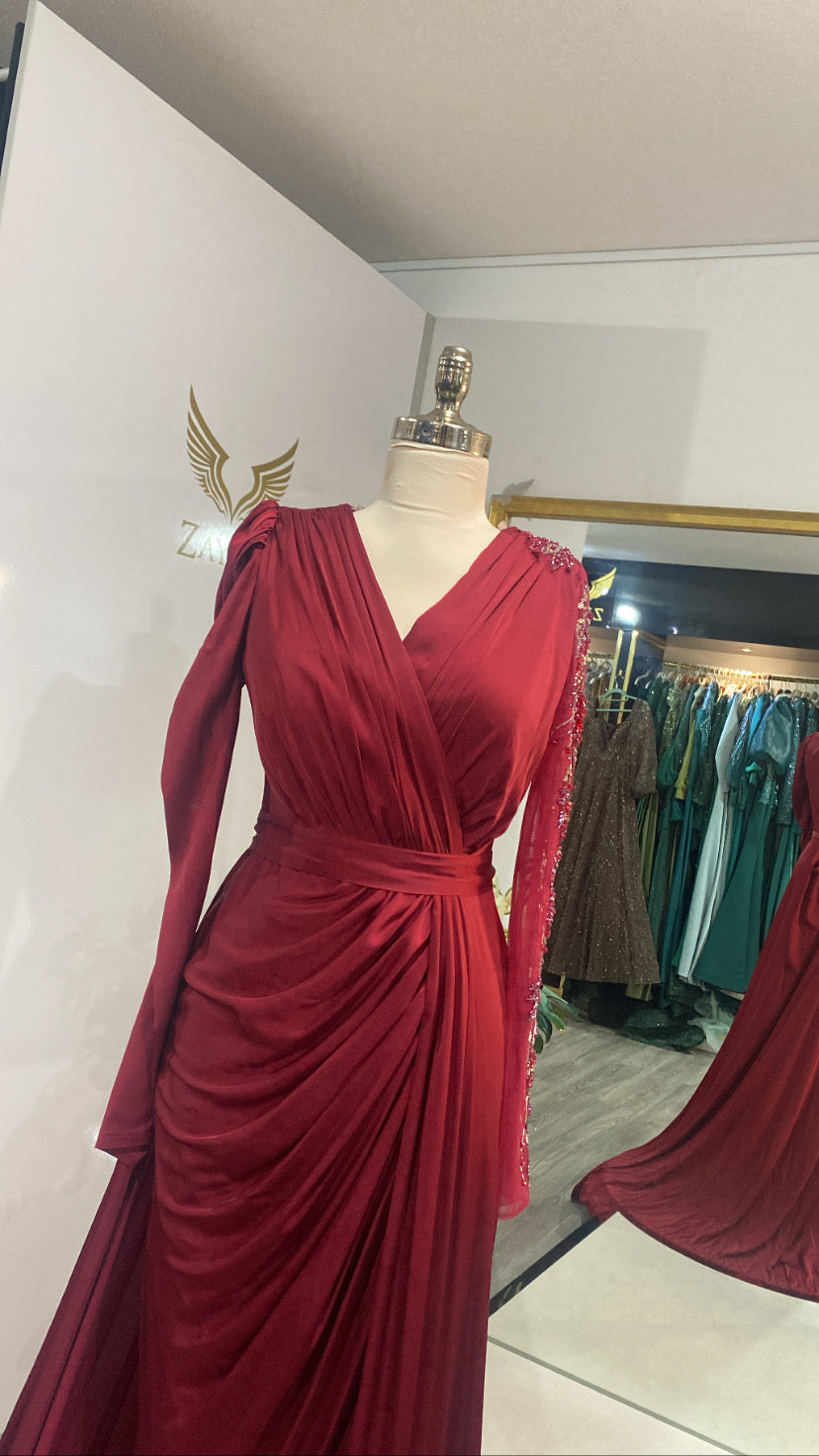 Elegant bordoauxdress with a sleeve decorated with beaded design, crepe fabric