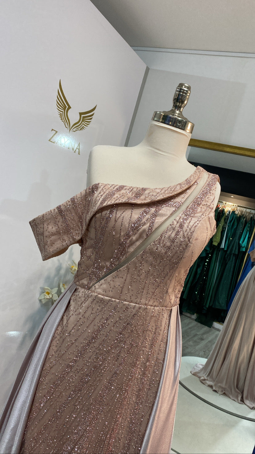 Elegant light pink dress with glitter and veil