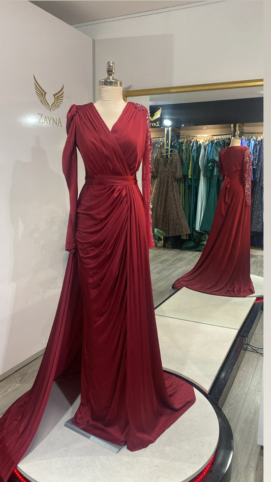 Elegant bordoauxdress with a sleeve decorated with beaded design, crepe fabric